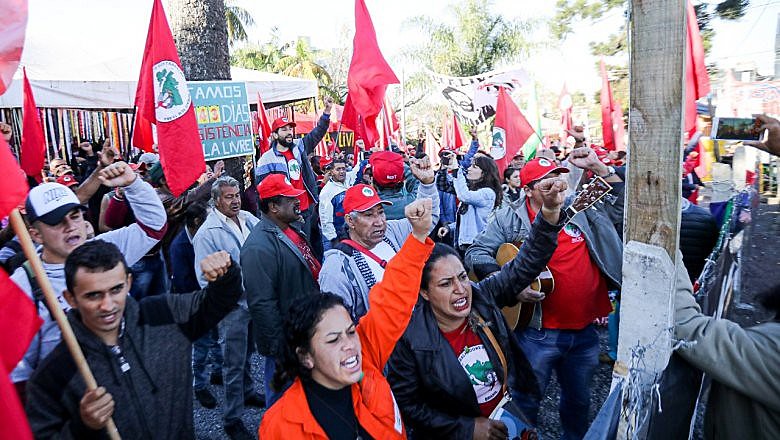 Mais de 400 militantes gritam ''Bom Dia Presidente Lula'', nesta segunda-feira (24)