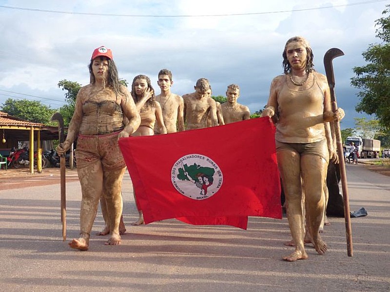 Representação teatral feita por jovens participantes do acampamento na Curva do S