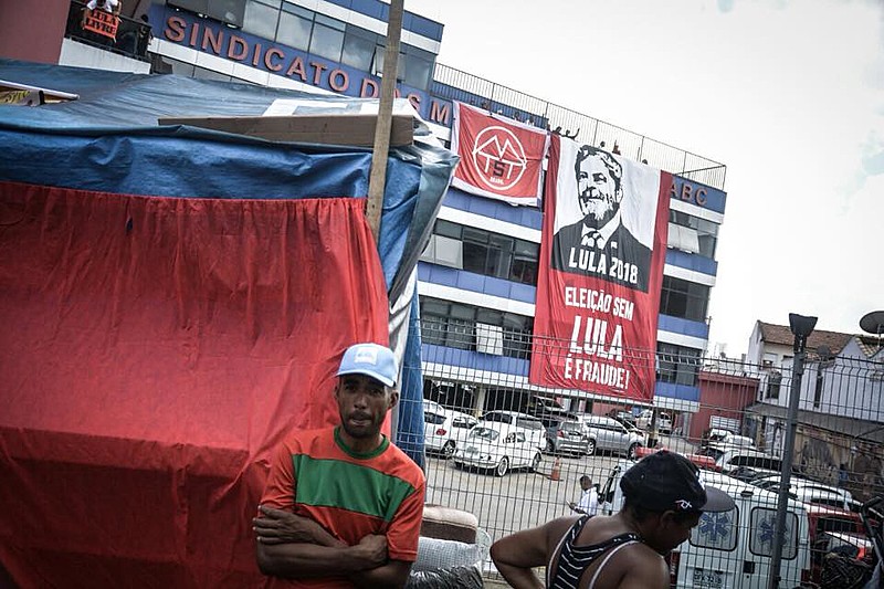 Militantes do MTST presentes em São Bernardo em repúdio ao decreto de prisão contra Lula