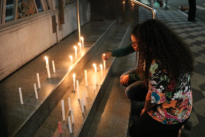 Manifestantes acendem vela em frente a Secretaria de Segurança Pública para homenagear jovens mortos na zona leste de São Paulo