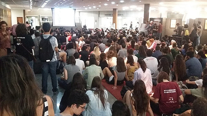 Devido à lotação no debate sobre educação na ALESC, muitos assistiram em telão instalado do lado de fora do auditório