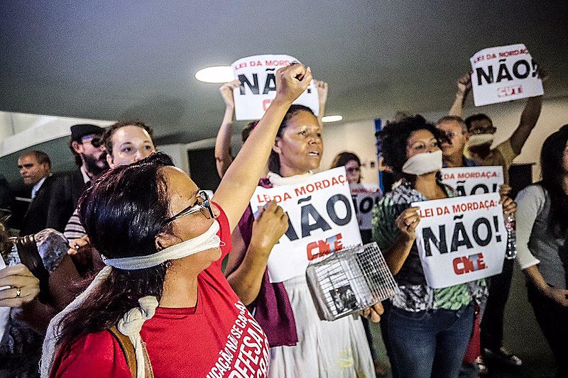 Manifestantes da Confederação Nacional dos Trabalhadores em Educação (CNTE) protestam contra projeto do Escola Sem Partido na Câmara