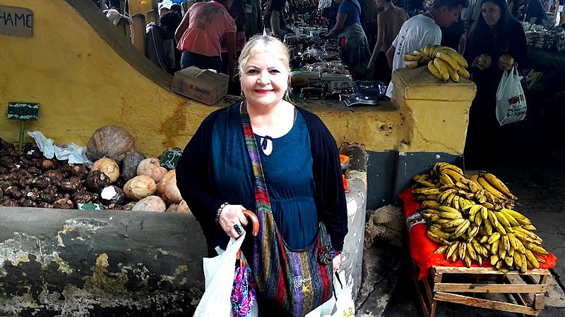 Almeirinda já está no segundo dia de compras e promete retornar com a família