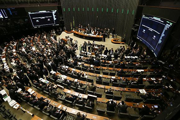 A Mesa Diretora tem a atribuição de dirigir os trabalhos legislativos e os serviços administrativos da Câmara