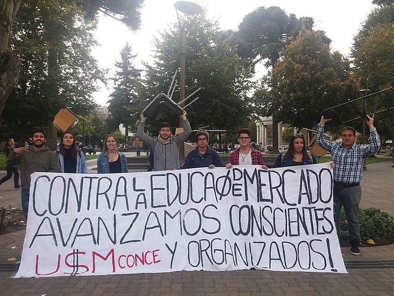 Na cidade de Concepción, região central do Chile, jovens iniciam os protestos nesta manhã