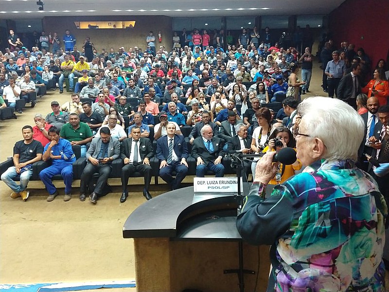 Ato no auditório da Câmara dos Deputados é novo capítulo da disputa que envolve proposta de venda de estatais