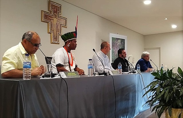 Integrantes del CIMI durante divulgación del informe, en Brasilia