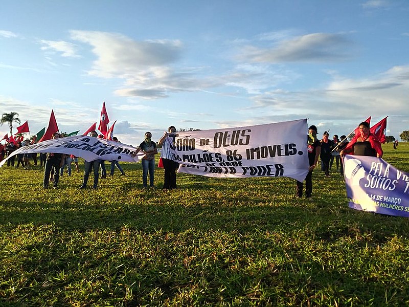 Militantes dos movimentos populares ocupam de terra do curandeiro que abusou de mais de 500 mulheres.
