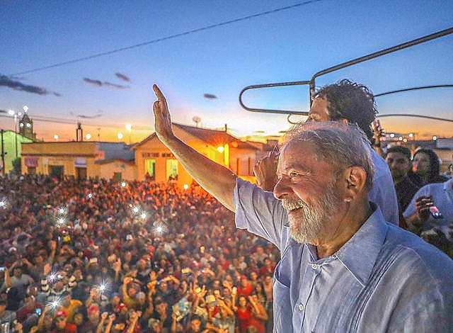 Según un sondeo realizado entre los días 18 y 20 de julio, Lula vencería las elecciones en todos los escenarios