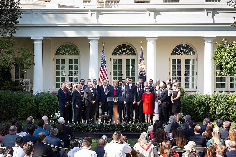 O presidente estadunidense, Donald Trump, anuncia o novo acordo em pronunciamento no jardim da Casa Branca, nesta segunda-feira (1)