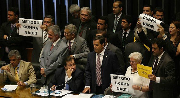 Deputados da oposição em protesto contra Eduardo Cunha e Rodrigo Maia na Câmara, em 2016