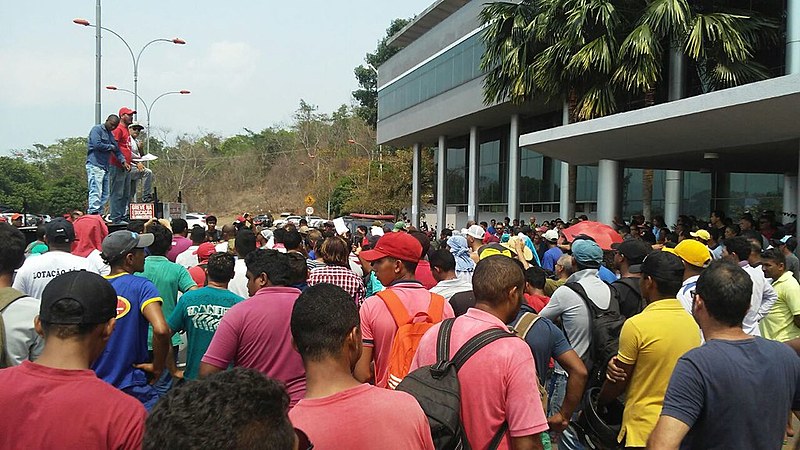 Manifestantes em frente à Prefeitura do município; protesto reflete a crise de emprego que afeta os trabalhadores