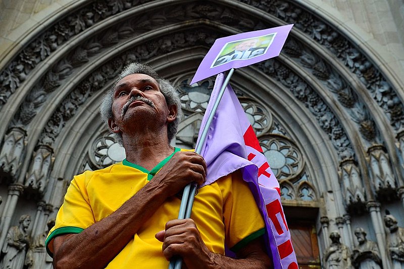 João Paulo: "Como alertou Drummond, 'chegou um tempo em que não adianta morrer. Chegou um tempo em que a vida é uma ordem'".