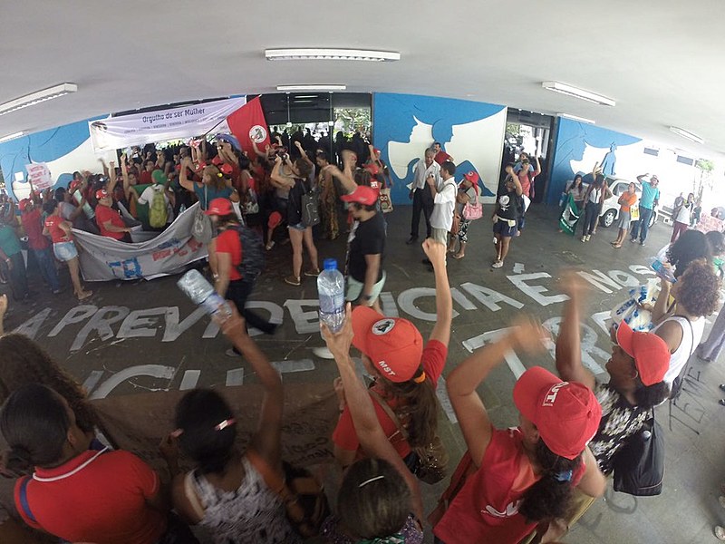 No Recife, cerca de 1.000 mulheres integrantes de organizações ligadas à Via Campesina ocuparam o prédio do INSS