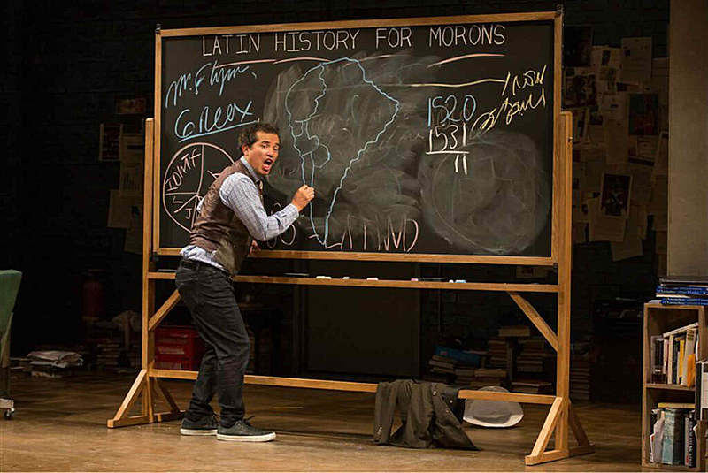 Numa apresentação de 1:30h na Broadway o humorista John Leguizamo conta como ajudou seu filho, vítima de bullying na escola por ser latino