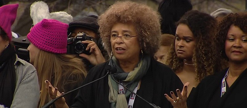 Angela Davis discursa na marcha das mulheres em Washington no último sábado (21)