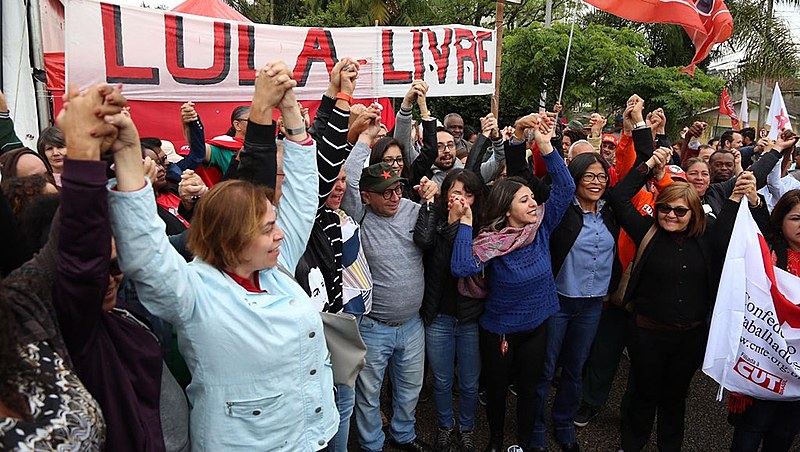 Militantes da Vigília Lula Livre devem esperar saída de Lula e seguir para o prédio da Justiça Federal