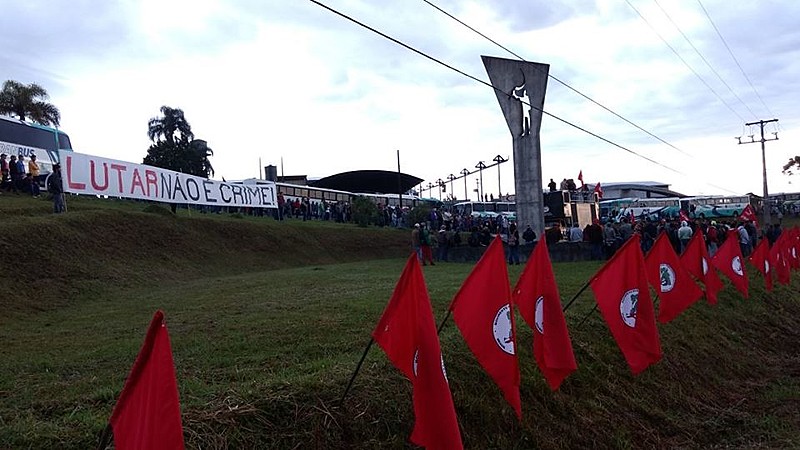 Ato pela Reforma Agrária contra a criminalização e a impunidade, realizado hoje cedo em Curitiba