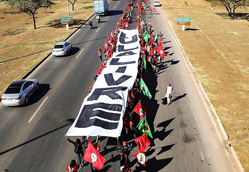 Militantes carregam faixa durante a Marcha Nacional Lula Livre
