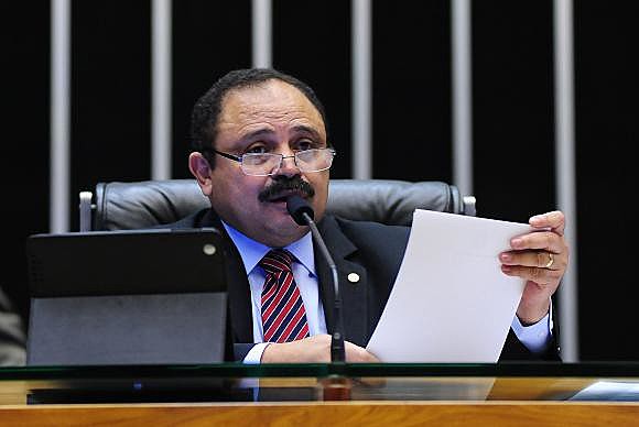 Waldir Maranhão, presidente interino da Câmara dos Deputados, revoga a anulação da votação do processo de impeachment de Dilma Rousseff