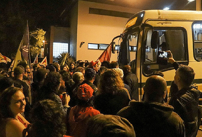 Piquetes em frente às garagens de empresas de ônibus iniciaram ainda pela madrugada