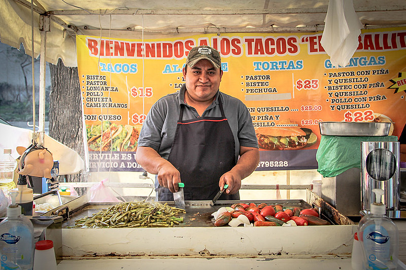 Cerca de 60% dos mexicanos trabalham no mercado informal; Sergio Quiroz, 34, há mais de 10 anos vende tacos na rua