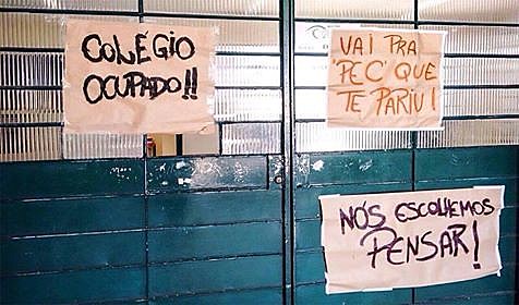 Movimento chamado de Primavera Secundarista ocupa 730 escolas pelo Brasil.