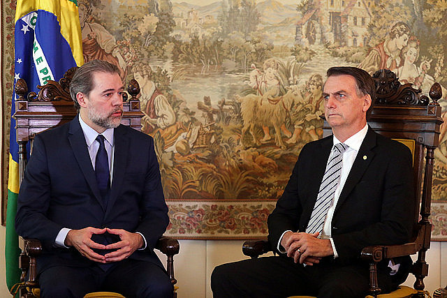 Com votos de Dias Toffoli (à esq.) e Gilmar Mendes, Bolsonaro (à dir.) sofreu sua primeira derrota no Supremo