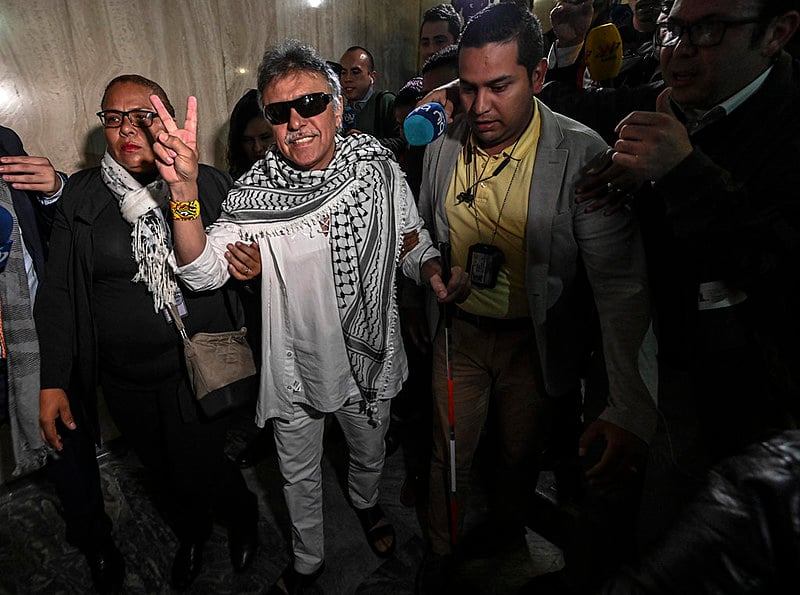 Santrich esteve preso acusado de envolvimento com o narcotráfico. Assumiu uma vaga no Congresso 11 dias após ser solto por falta de provas