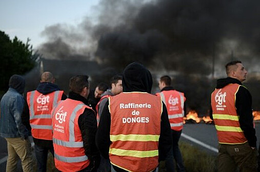 Protesto em rodovia francesa contra a lei baixada por decreto na última terça-feira (17)