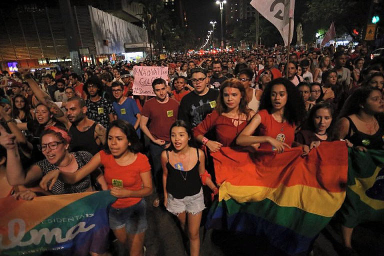Cerca de 2 mil pessoas participaram de ato espontâneo contra o golpe na Avenida Paulista nesta quinta (21)