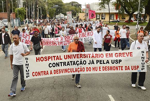 Profissionais do Hospital Universitário da USP estão em greve desde o dia 30 de maio