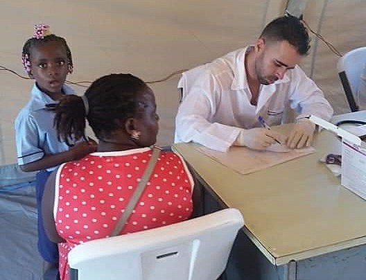 Médico cubano faz atendimento em Moçambique