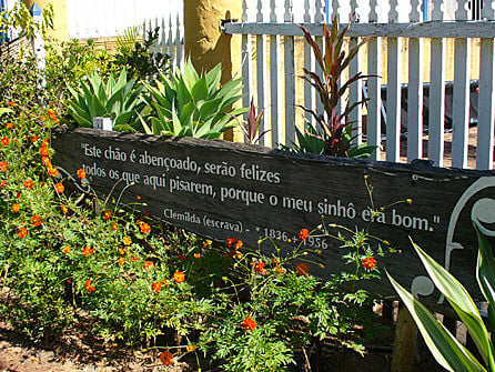 Placa com frase atribuída a mulher escravizada marca a entrada do hotel em Campinas