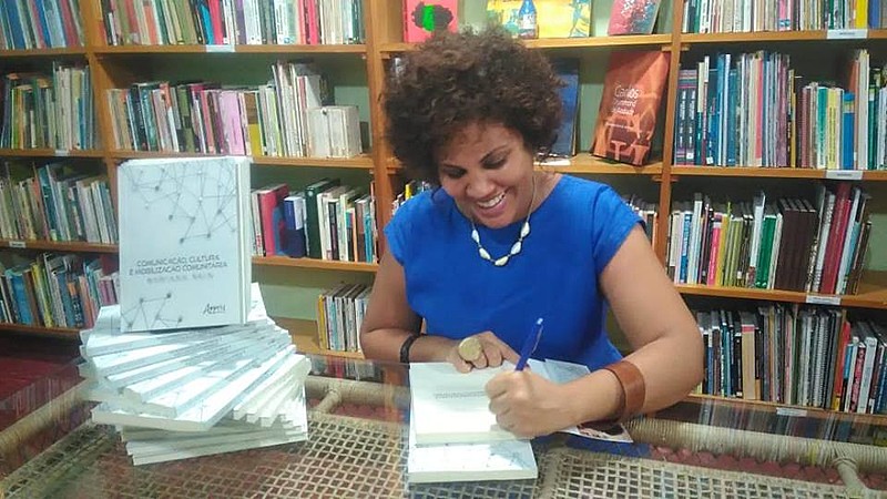 O livro é resultado da pesquisa do mestrado da jornalista