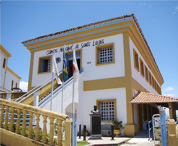 Quem está à frente da gestão municipal, como prefeito interino, é o presidente da Câmara Sandro Coelho (PSB)