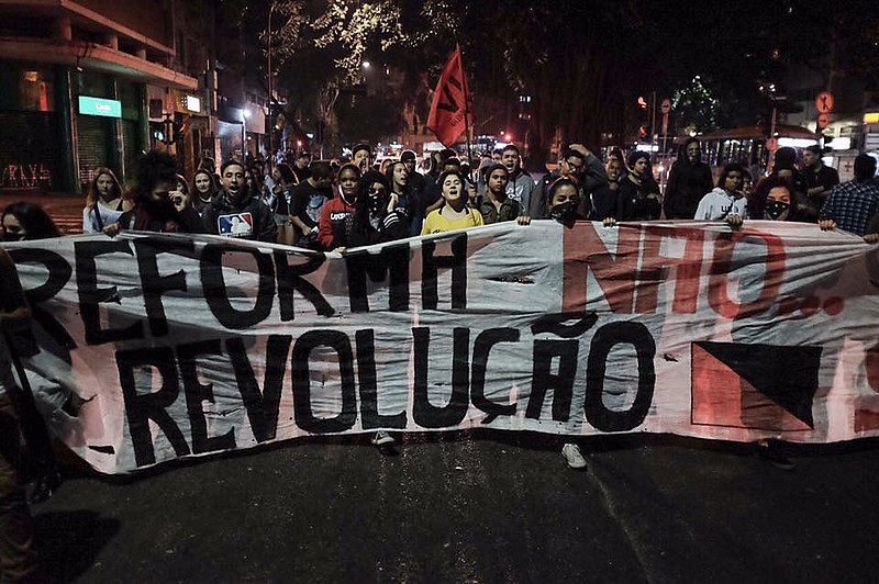 Estudantes protestam contra reforma do ensino médio em São Paulo.