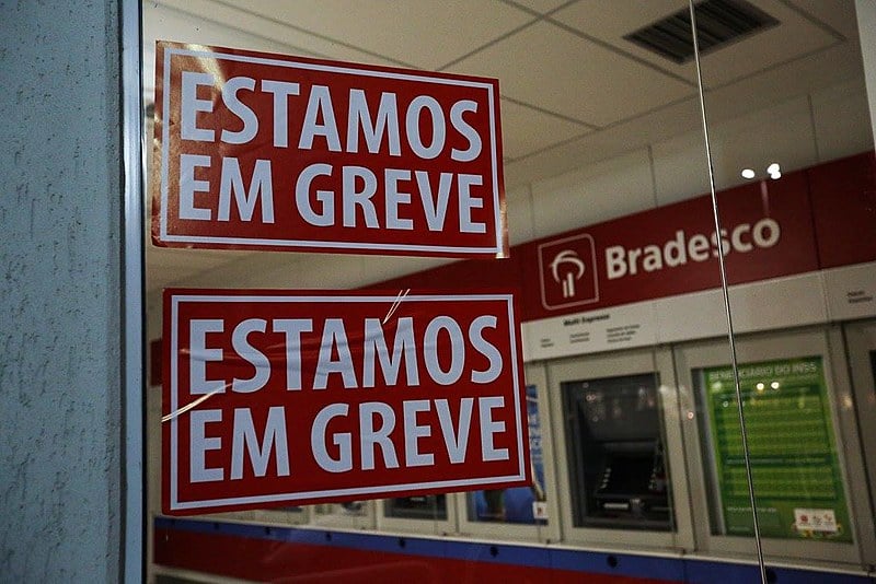 A greve, por tempo indeterminado, foi aprovada por unanimidade em assembleia