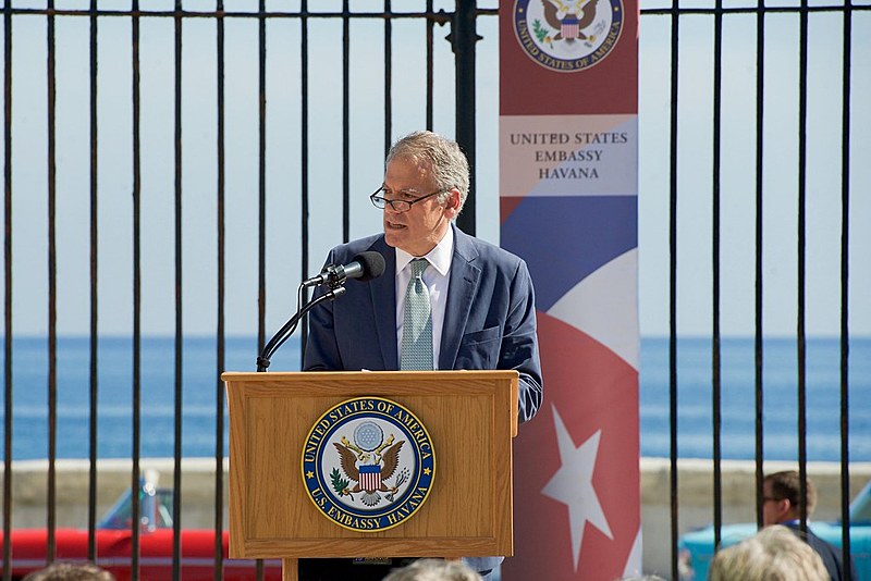 Diplomata Jeffrey DeLaurentis discursa na reabertura da embaixada estadunidense em Havana