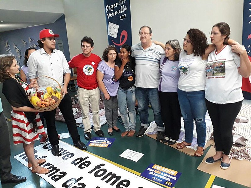 Durante ato que marcou o final da greve de fome na Câmara, militantes receberam cesta de alimentos como símbolo da luta dos trabalhadores
