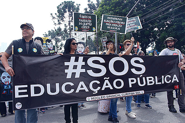 Professores protestam em Curitiba no 29 de abril, data do "massacre do Centro Cívico"