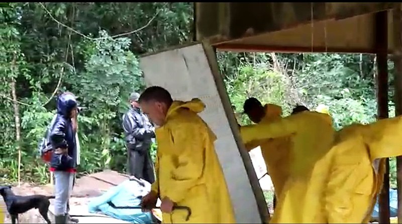 Integrantes da Polícia Ambiental destroem a casa de um habitante do local identificado como Éber