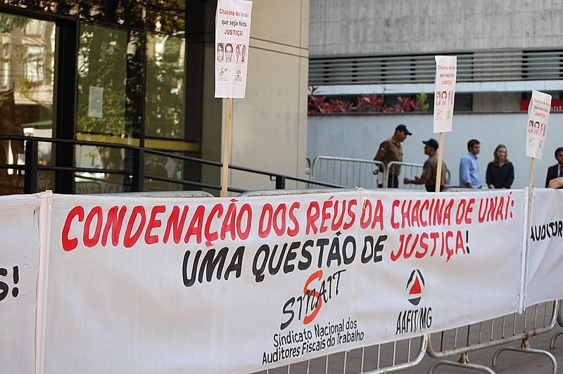 Faixa estendida em frente à Justiça Federal de Belo Horizonte em protesto em 2013.
