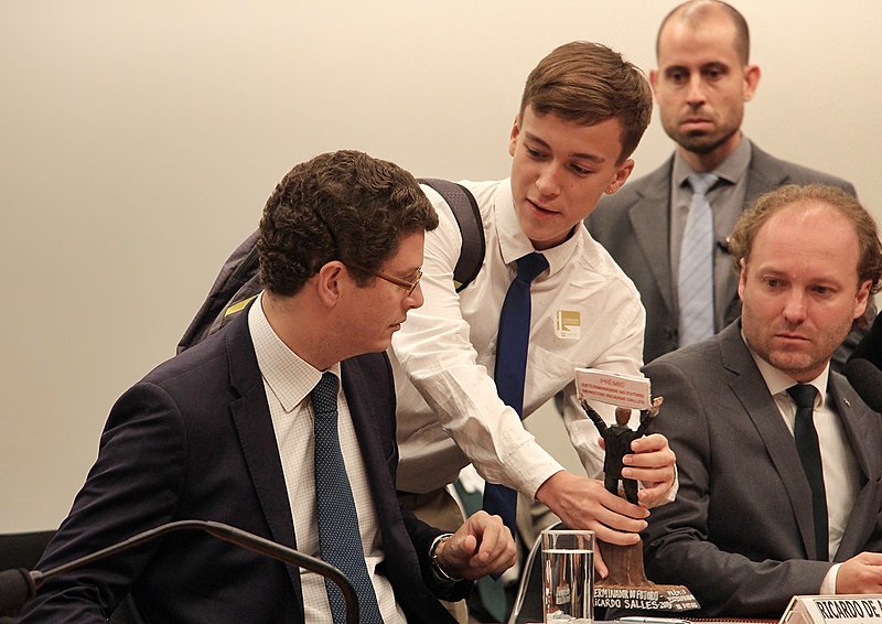 Antes da sabatina convocada por parlamentares da Comissão de Meio Ambiente, ministro recebeu prêmio satírico das mãos de estudante
