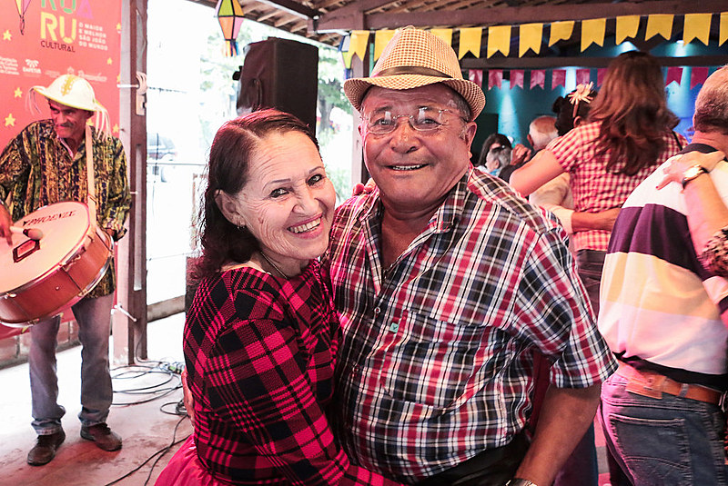 “Ai ai, não posso me controlar / Quando eu vejo um floreado / Num zabumba bem marcado / Dá vontade de dançar”, diz a música “Dançar Baião”