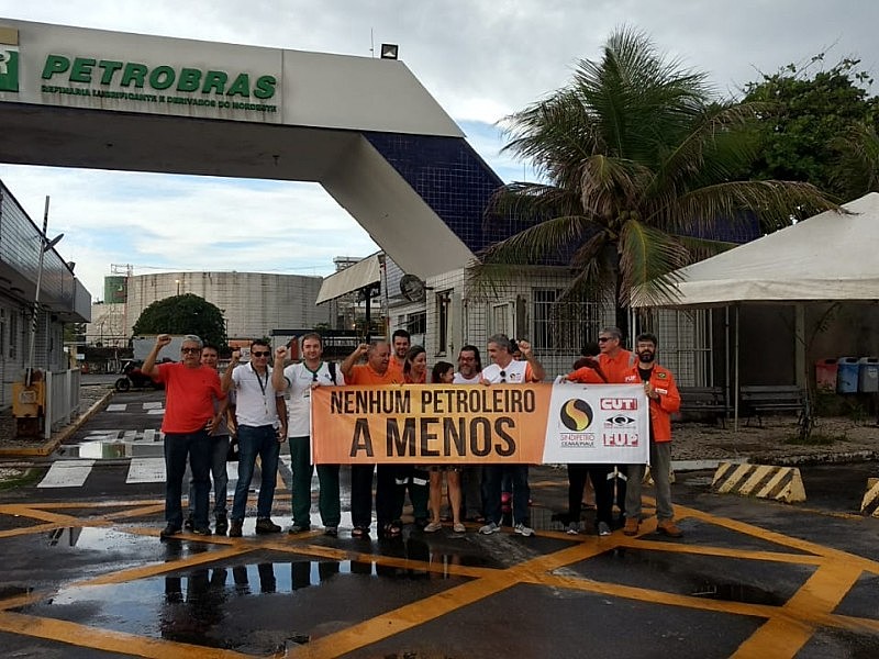 Trabalhadores da Fábrica de Lubrificantes do Nordeste, no Ceará, em greve