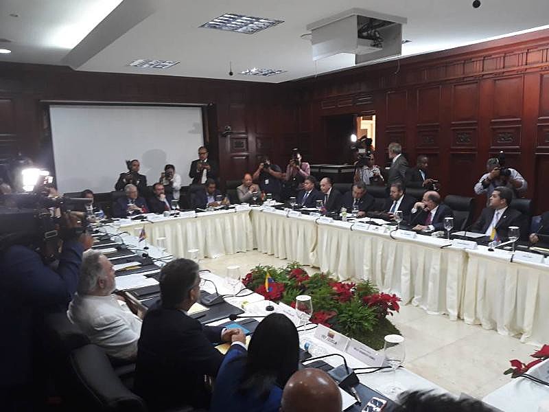 Além de representantes do governo e da oposição, mesa conta com chanceleres de países da região como observadores