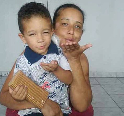 Priscila Monteiro e seu filho foram arrastados pela lama da Samarco. Ela reclama de desrespeito e descaso da empresa