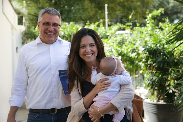 Padilha, Thássia e a filha Melissa, cujo nascimento foi alvo de relato mentiroso da revista semanal