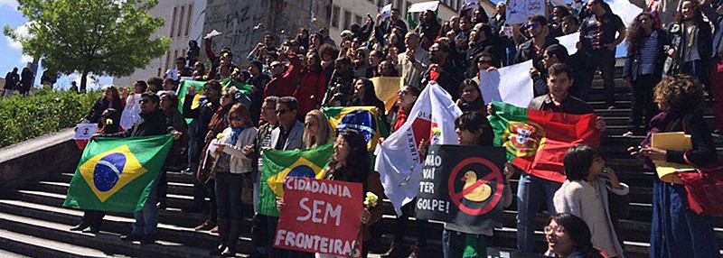Manifestantes denunciam golpe no Brasil e defendem a democracia